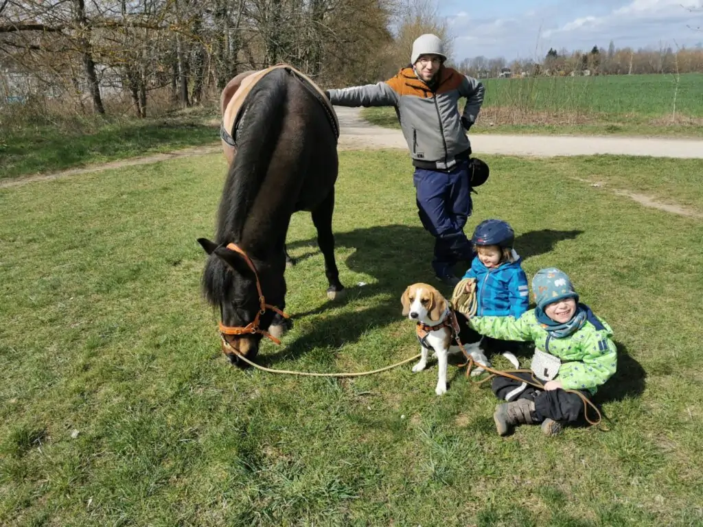 Familie und Pferd